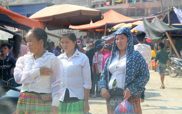 H&agrave;ng loạt cặp vợ chồng người HM&ocirc;ng trắng tay v&igrave; bị gạ đầu tư tiền ảo: Chỉ cần đi bộ l&ecirc;n nương rẫy l&agrave; c&oacute; tiền - Ảnh 1.
