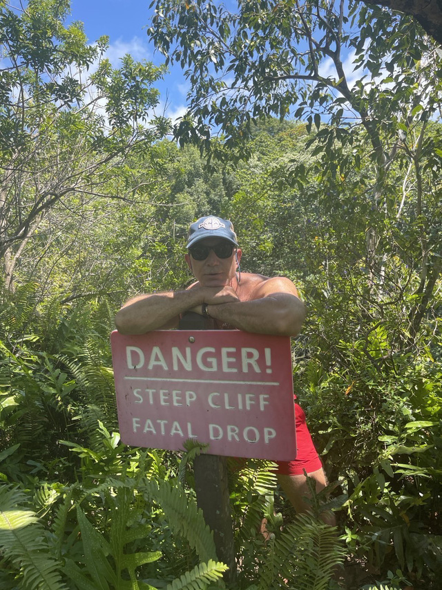 Bạn g&aacute;i đứng cạnh nhưng nh&igrave;n đắm đuối Leo Dicaprio, Jeff Bezos liền đăng lu&ocirc;n ảnh cơ bắp cuồn cuộn, tag hẳn t&agrave;i tử Titanic v&agrave;o &lsquo;dằn mặt&rsquo;: Nơi n&agrave;y nguy hiểm! - Ảnh 2.