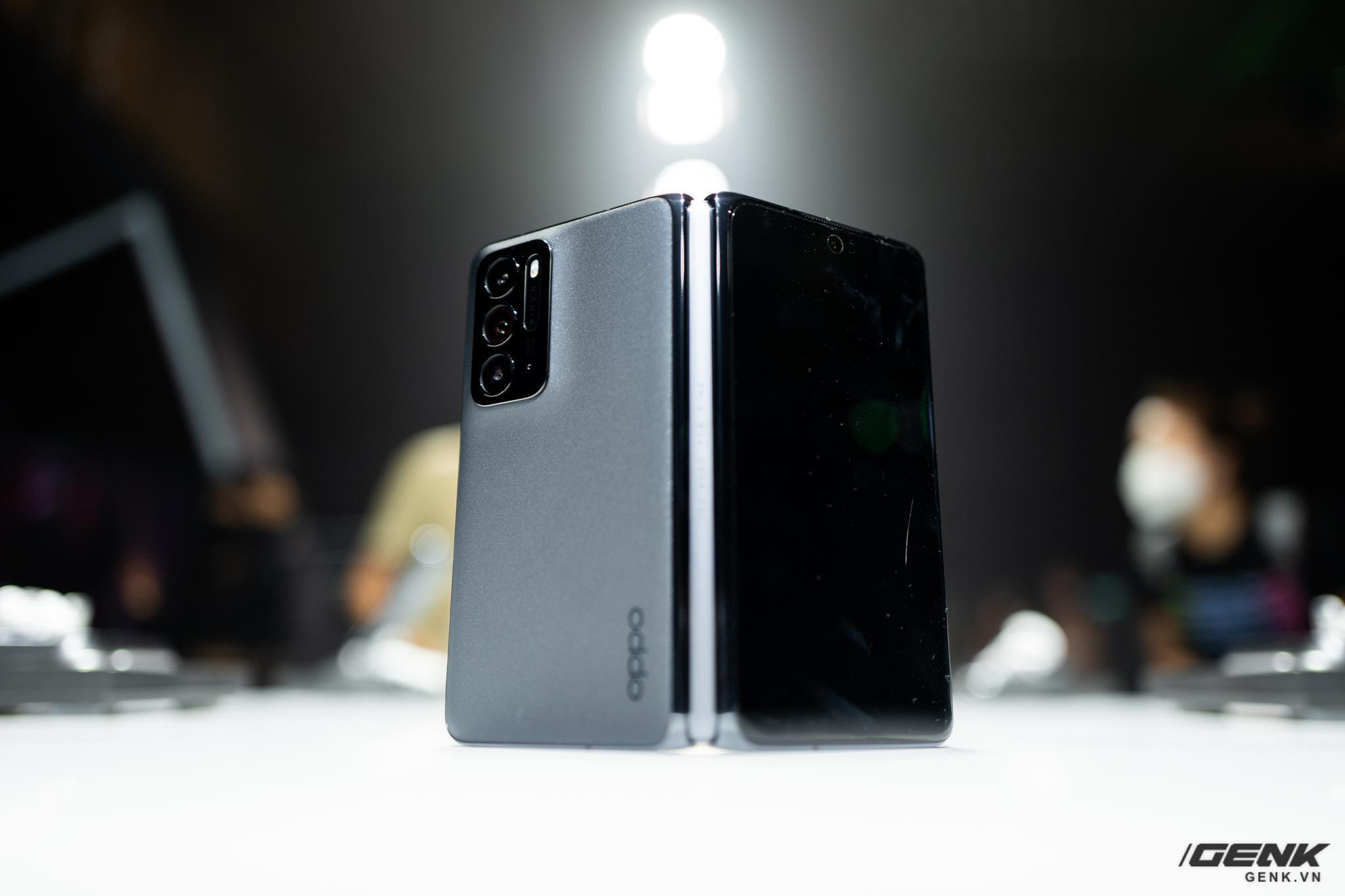 Nói không với nếp gấp, trải nghiệm điện thoại màn hình gập toàn diện bậc nhất từ trước đến nay - Ảnh 1. Nói không với nếp gấp, trải nghiệm điện thoại màn hình gập toàn diện bậc nhất từ trước đến nay - Ảnh 1.