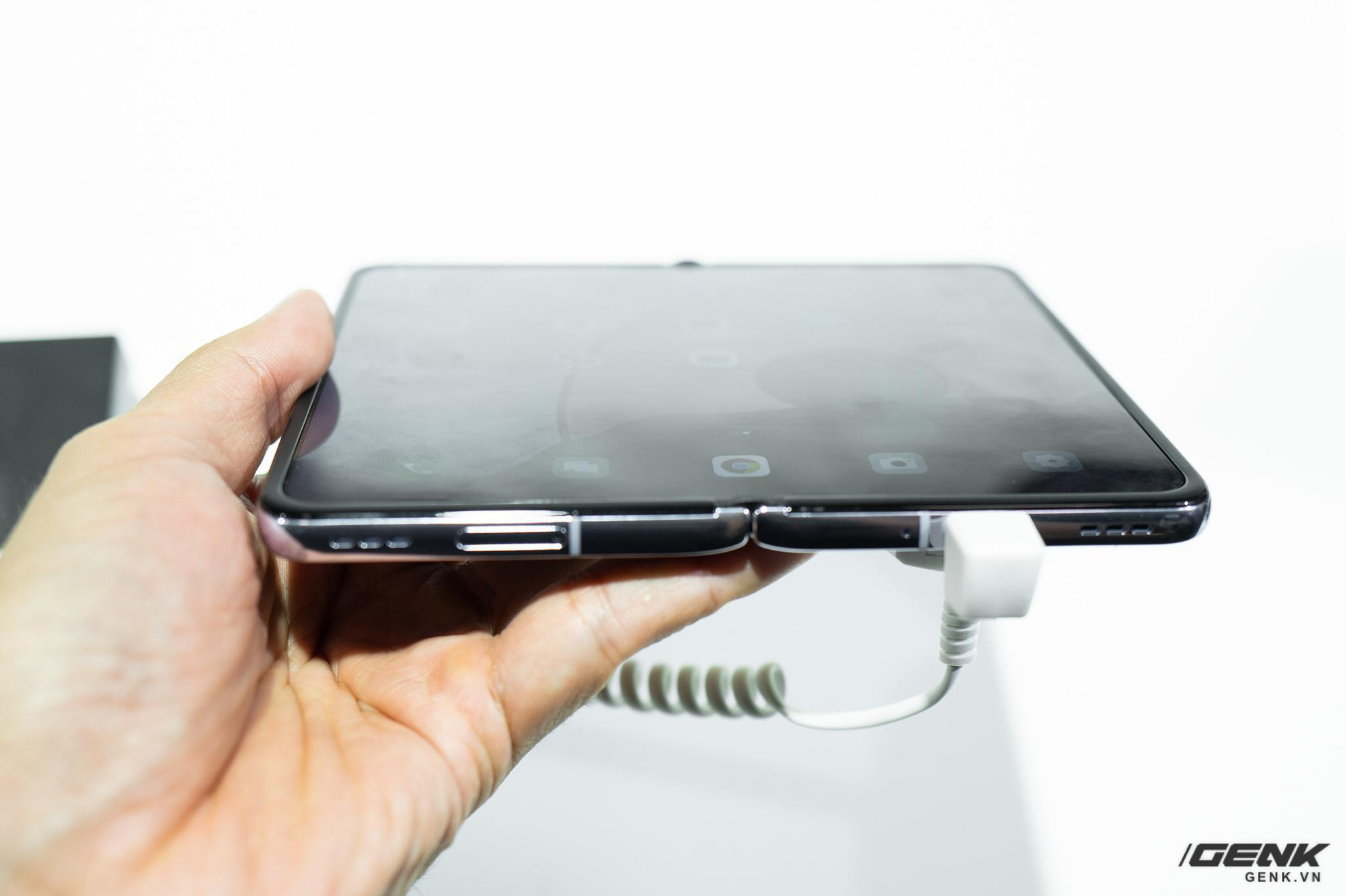 Nói không với nếp gấp, trải nghiệm điện thoại màn hình gập toàn diện bậc nhất từ trước đến nay - Ảnh 4. Nói không với nếp gấp, trải nghiệm điện thoại màn hình gập toàn diện bậc nhất từ trước đến nay - Ảnh 4.