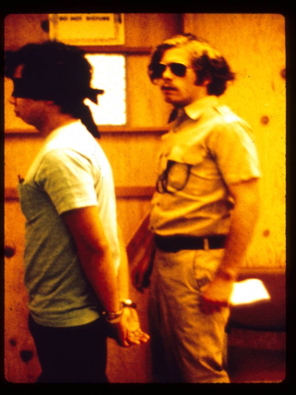 Thí nghiệm nhà tù Stanford hé lộ những chiều sâu đen tối nhất của tâm lý con người - Ảnh 3. Thí nghiệm nhà tù Stanford hé lộ những chiều sâu đen tối nhất của tâm lý con người - Ảnh 3.