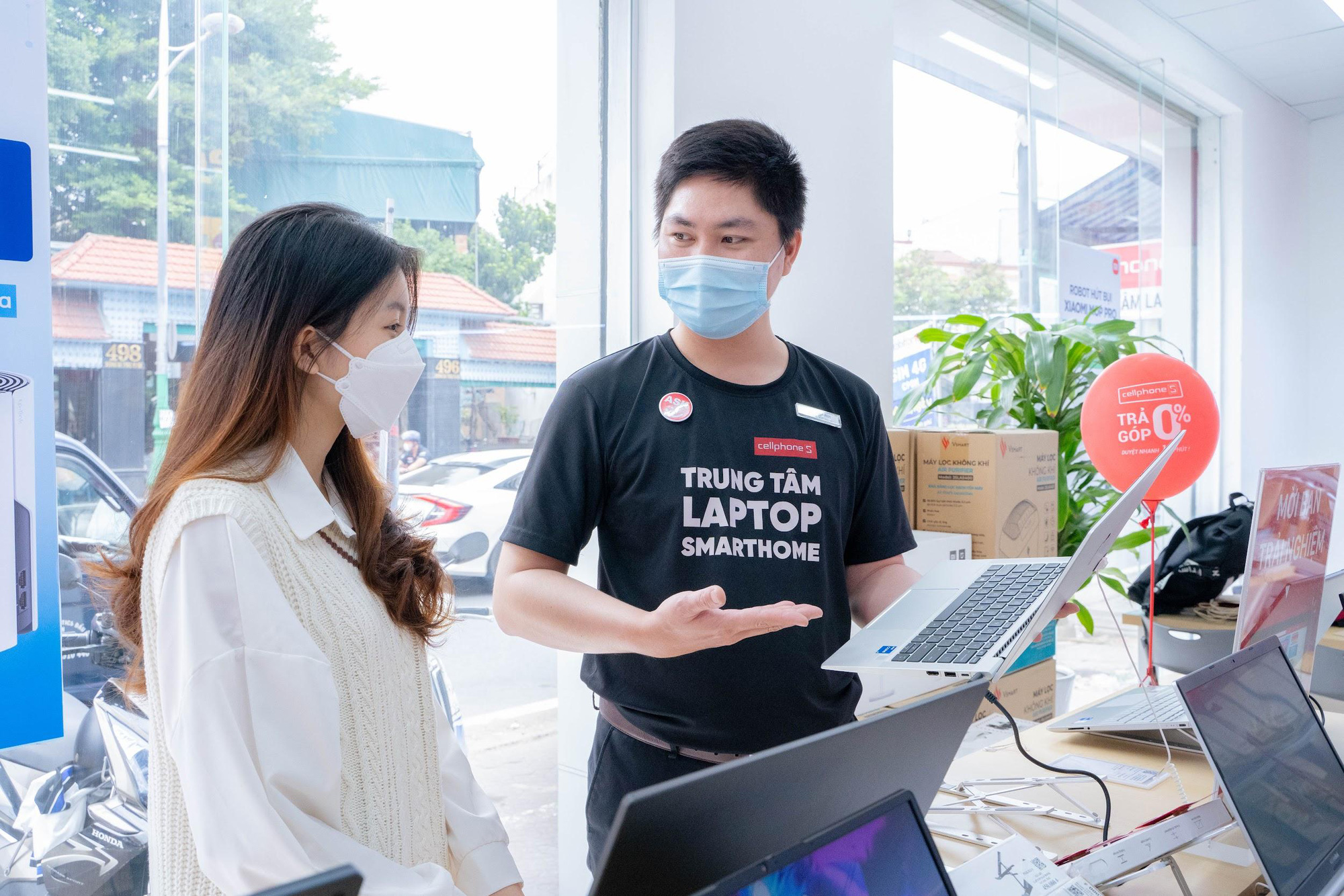 Giới trẻ đổ xô mua sắm laptop, phụ kiện smarthome giá tốt dịp cuối năm - Ảnh 1. Giới trẻ đổ xô mua sắm laptop, phụ kiện smarthome giá tốt dịp cuối năm - Ảnh 1.