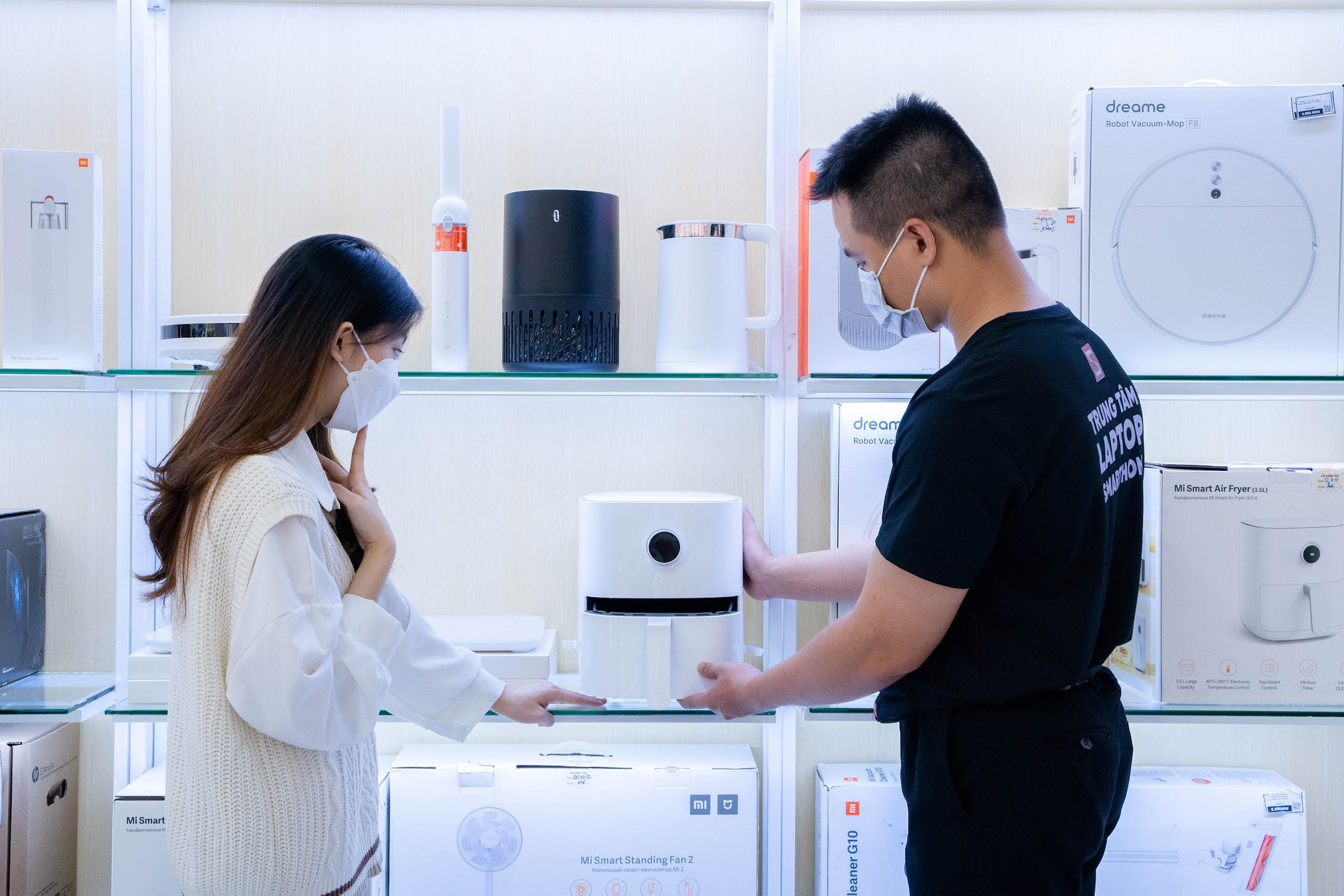 Giới trẻ đổ xô mua sắm laptop, phụ kiện smarthome giá tốt dịp cuối năm - Ảnh 3. Giới trẻ đổ xô mua sắm laptop, phụ kiện smarthome giá tốt dịp cuối năm - Ảnh 3.