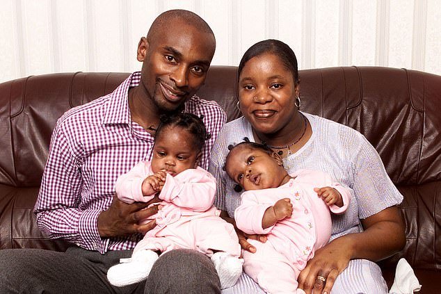 Cặp song sinh người Xiêm sau 20 năm sau phẫu thuật tách cột sống "triệu ca có một" giờ ra sao? - Ảnh 1. Cặp song sinh người Xiêm sau 20 năm sau phẫu thuật tách cột sống "triệu ca có một" giờ ra sao? - Ảnh 1.