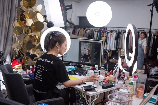 Vụ nữ hoàng livetream bị phong sát vì trốn thuế: Chỉ là phần nổi của tảng băng chìm, giới streamer Trung Quốc như ngồi trên lửa - Ảnh 1. Vụ nữ hoàng livetream bị phong sát vì trốn thuế: Chỉ là phần nổi của tảng băng chìm, giới streamer Trung Quốc như ngồi trên lửa - Ảnh 1.