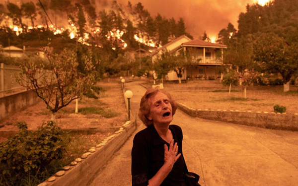 Những bức ảnh miêu tả thế giới năm 2021: Thiên tai lũ lượt kéo đến, thế giới đang đi đến một tương lai ‘chết chóc’ hơn? - Ảnh 1. Những bức ảnh miêu tả thế giới năm 2021: Thiên tai lũ lượt kéo đến, thế giới đang đi đến một tương lai ‘chết chóc’ hơn? - Ảnh 1.