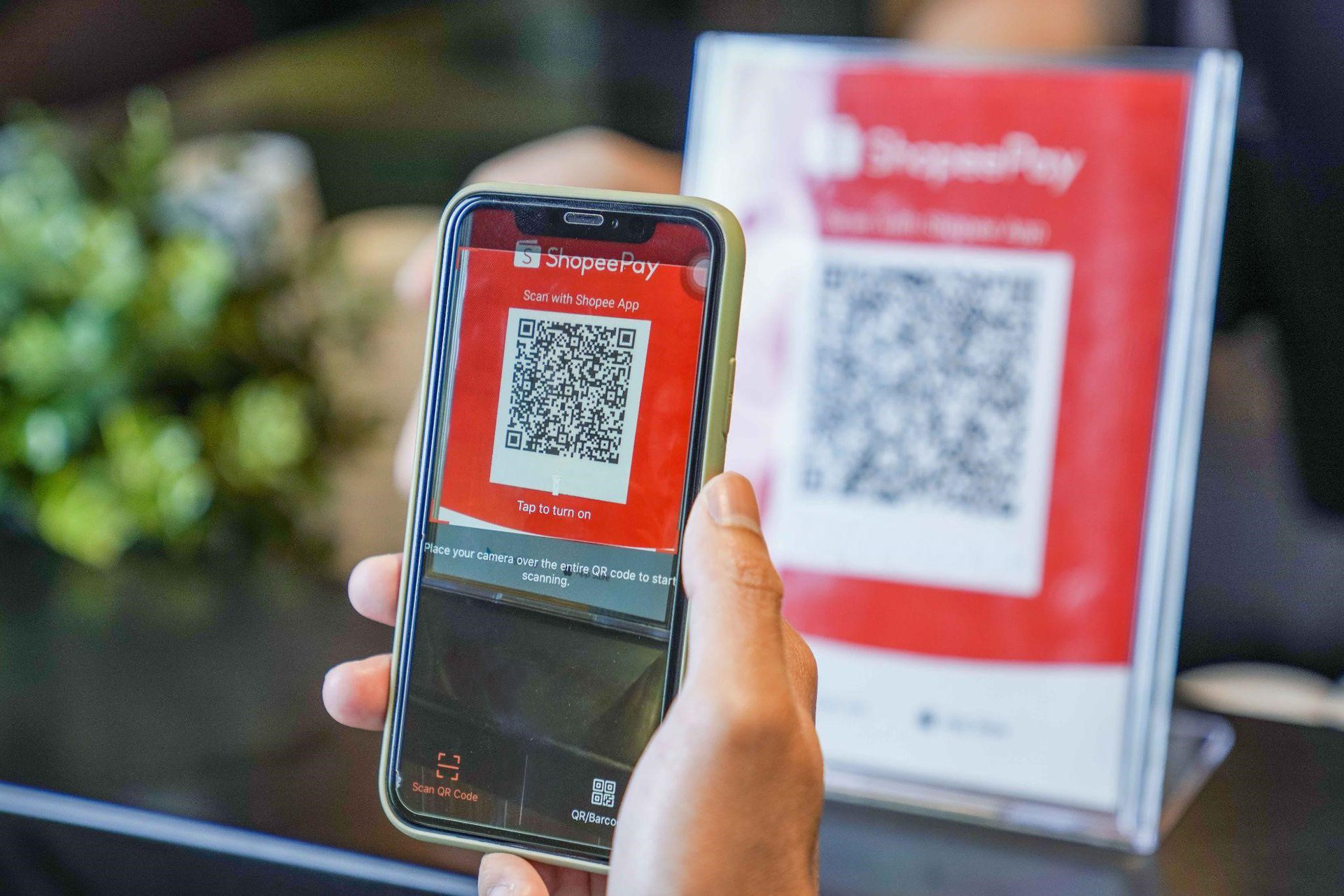 Lý do dạo này đi đâu cũng thấy người ta hồ hởi quét QR thanh toán trên Shopee - Ảnh 1. Lý do dạo này đi đâu cũng thấy người ta hồ hởi quét QR thanh toán trên Shopee - Ảnh 1.