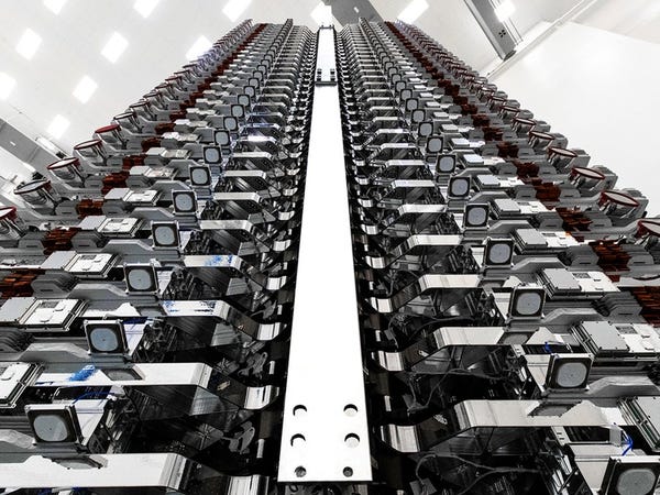 D&agrave;n vệ tinh internet mang nguy cơ hủy hoại vĩnh viễn ng&agrave;nh thi&ecirc;n văn học, thậm ch&iacute; c&ograve;n c&oacute; thể che mất thi&ecirc;n thạch đang lao về ph&iacute;a Tr&aacute;i Đất - Ảnh 2.