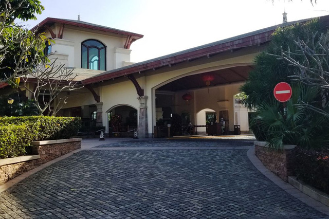 Jack Ma thảnh thơi chơi golf, vẽ v&agrave; tr&ograve; chuyện với Masayoshi Son giữa tin đồn bị ngồi t&ugrave;  - Ảnh 1.