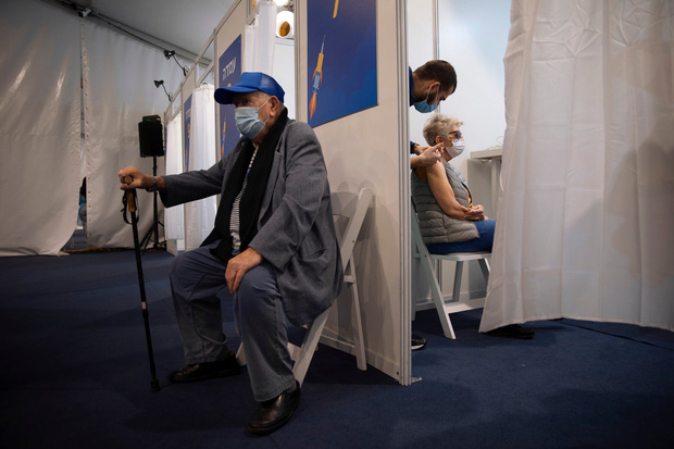  H&agrave;nh tr&igrave;nh vaccine thần kỳ của Israel: Ti&ecirc;m nhanh v&agrave; th&agrave;nh c&ocirc;ng nhất thế giới, v&agrave; giờ nh&acirc;n loại đang tr&ocirc;ng chờ v&agrave;o đ&oacute;  - Ảnh 2.