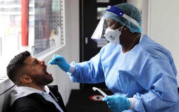  N&oacute;ng: Hai biến thể COVID-19 hợp nhất th&agrave;nh một virus lai đột biến nặng - Lo ngại về 1 giai đoạn mới của đại dịch  - Ảnh 1.