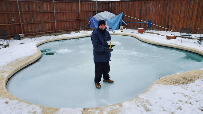 Loạt ảnh si&ecirc;u thực về gi&aacute; r&eacute;t tại Texas: Bể c&aacute; h&oacute;a đ&aacute;, tuyết rơi d&agrave;y l&agrave;m sập trần nh&agrave; - Ảnh 13.