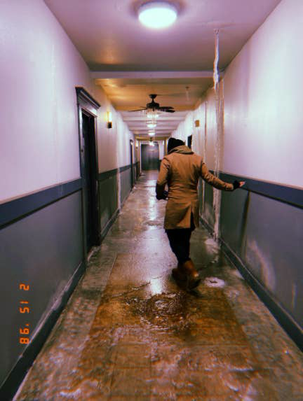 Loạt ảnh si&ecirc;u thực về gi&aacute; r&eacute;t tại Texas: Bể c&aacute; h&oacute;a đ&aacute;, tuyết rơi d&agrave;y l&agrave;m sập trần nh&agrave; - Ảnh 17.