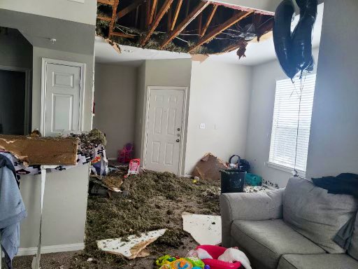 Loạt ảnh si&ecirc;u thực về gi&aacute; r&eacute;t tại Texas: Bể c&aacute; h&oacute;a đ&aacute;, tuyết rơi d&agrave;y l&agrave;m sập trần nh&agrave; - Ảnh 18.