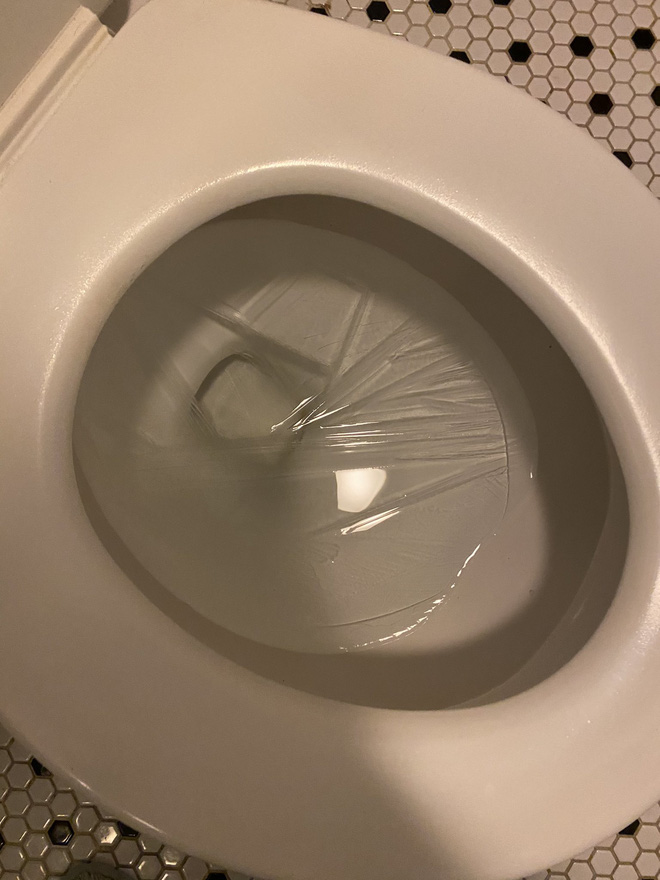 Loạt ảnh si&ecirc;u thực về gi&aacute; r&eacute;t tại Texas: Bể c&aacute; h&oacute;a đ&aacute;, tuyết rơi d&agrave;y l&agrave;m sập trần nh&agrave; - Ảnh 7.