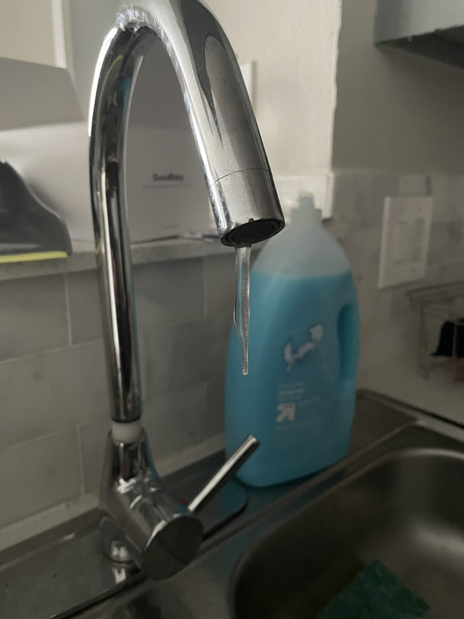 Loạt ảnh si&ecirc;u thực về gi&aacute; r&eacute;t tại Texas: Bể c&aacute; h&oacute;a đ&aacute;, tuyết rơi d&agrave;y l&agrave;m sập trần nh&agrave; - Ảnh 8.