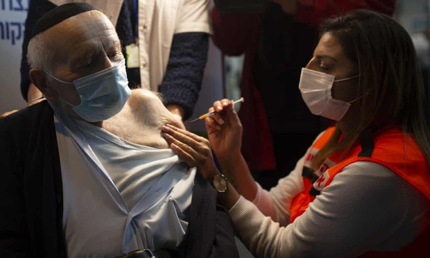 Vaccine thực sự c&oacute; t&aacute;c dụng: Covid-19 đang bị chặn đứng tại quốc gia triển khai ti&ecirc;m chủng th&agrave;nh c&ocirc;ng nhất thế giới - Ảnh 2.