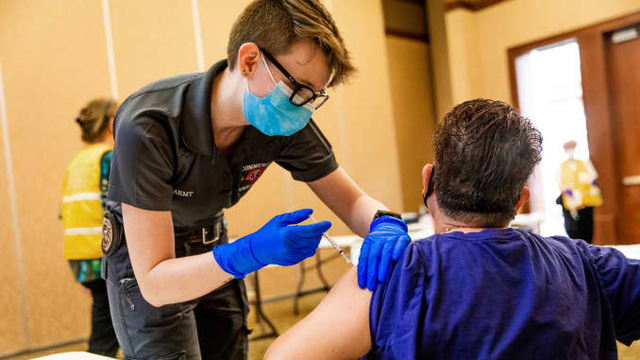  Gần 1 nửa d&acirc;n số Israel ti&ecirc;m vắc-xin Pfizer-BioNTech: Ngăn ngừa tử vong do COVID-19 hiệu quả tới 99%  - Ảnh 2.