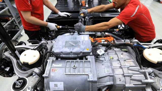 Đây là cách những con chip làm chao đảo ngành công nghiệp ô tô toàn cầu - Ảnh 2. Đây là cách những con chip làm chao đảo ngành công nghiệp ô tô toàn cầu - Ảnh 2.