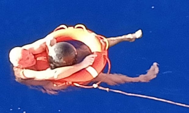 Rơi khỏi tàu biển và lênh đênh suốt 14 giờ, vị kỹ sư 52 tuổi sống sót nhờ bám vào rác - Ảnh 1. Rơi khỏi tàu biển và lênh đênh suốt 14 giờ, vị kỹ sư 52 tuổi sống sót nhờ bám vào rác - Ảnh 1.