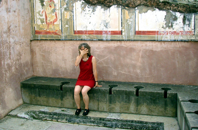 Kinh dị chuyện nh&agrave; vệ sinh c&ocirc;ng cộng thời La M&atilde;, nơi tất cả mọi người ch&ugrave;i chung bằng 1 c&aacute;i que - Ảnh 4.