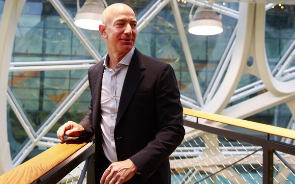  Kh&eacute;p lại h&agrave;nh tr&igrave;nh 27 năm l&atilde;nh đạo Amazon tr&ecirc;n cương vị CEO, Jeff Bezos gửi l&aacute; thư x&uacute;c động tới nh&acirc;n vi&ecirc;n  - Ảnh 1.