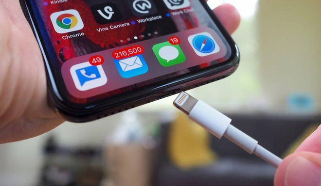 Nghị viện EU ủng hộ nghị quyết &ldquo;thống nhất chuẩn sạc&rdquo;, Apple sẽ phải d&ugrave;ng chung cổng sạc như smartphone Android? - Ảnh 1.
