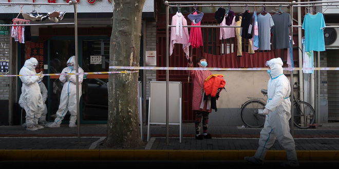 Kh&oacute; hơn ph&aacute; &aacute;n mạng: Cuộc đại chiến truy vết F0 của Covid-19 giữa l&ograve;ng Thượng Hải, với những con người chẳng được ai ghi nhận - Ảnh 2.