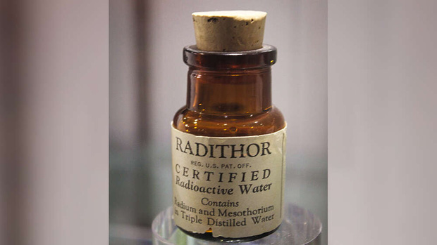 Thời kỳ điên loạn: Từng có người uống nước phóng xạ nhiều đến mức hình dạng không còn nguyên vẹn, nhưng đó lại là chuyện bình thường - Ảnh 2. Thời kỳ điên loạn: Từng có người uống nước phóng xạ nhiều đến mức hình dạng không còn nguyên vẹn, nhưng đó lại là chuyện bình thường - Ảnh 2.