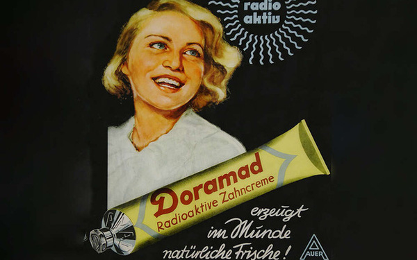 Thời kỳ điên loạn: Từng có người uống nước phóng xạ nhiều đến mức hình dạng không còn nguyên vẹn, nhưng đó lại là chuyện bình thường - Ảnh 1. Thời kỳ điên loạn: Từng có người uống nước phóng xạ nhiều đến mức hình dạng không còn nguyên vẹn, nhưng đó lại là chuyện bình thường - Ảnh 1.