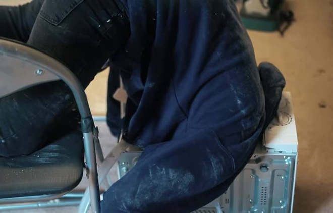 YouTuber suýt chết vì trét xi măng lên đầu rồi thò vào lò vi sóng - Ảnh 3. YouTuber suýt chết vì trét xi măng lên đầu rồi thò vào lò vi sóng - Ảnh 3.