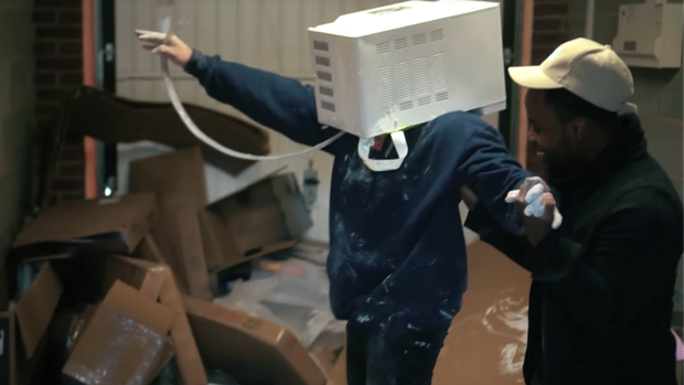 YouTuber suýt chết vì trét xi măng lên đầu rồi thò vào lò vi sóng - Ảnh 1. YouTuber suýt chết vì trét xi măng lên đầu rồi thò vào lò vi sóng - Ảnh 1.