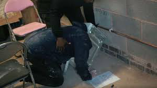 YouTuber suýt chết vì trét xi măng lên đầu rồi thò vào lò vi sóng - Ảnh 2. YouTuber suýt chết vì trét xi măng lên đầu rồi thò vào lò vi sóng - Ảnh 2.