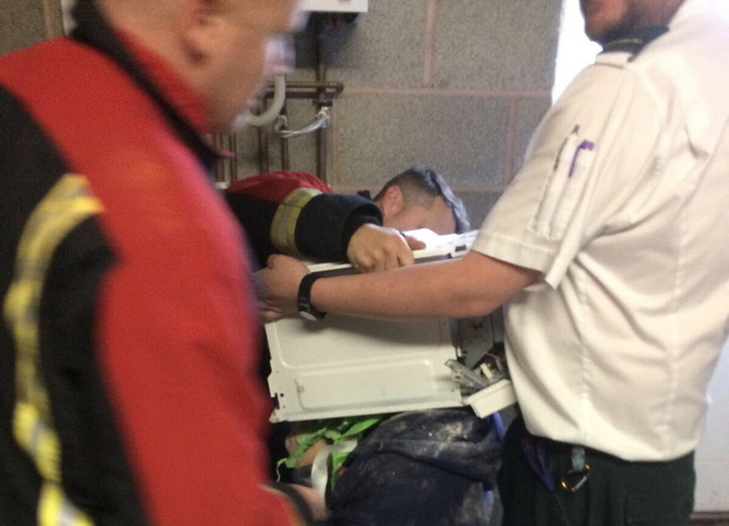 YouTuber suýt chết vì trét xi măng lên đầu rồi thò vào lò vi sóng - Ảnh 6. YouTuber suýt chết vì trét xi măng lên đầu rồi thò vào lò vi sóng - Ảnh 6.