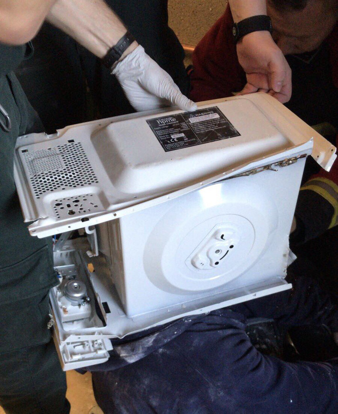 YouTuber suýt chết vì trét xi măng lên đầu rồi thò vào lò vi sóng - Ảnh 7. YouTuber suýt chết vì trét xi măng lên đầu rồi thò vào lò vi sóng - Ảnh 7.