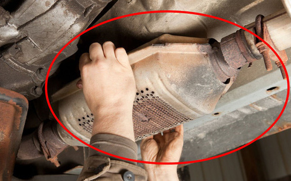 M&aacute;nh kh&oacute;e kh&ocirc;n lỏi của những tay trộm &ocirc; t&ocirc; vặt: Chui xuống gầm xe để trộm thiết bị chứa 2 thứ đắt hơn v&agrave;ng - Ảnh 2.