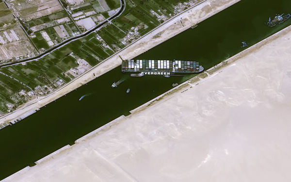 Nằm chắn ngang kênh đào Suez, tàu hơn 200.000 tấn chặn dòng hàng 9,6 tỷ USD mỗi ngày - Ảnh 1. Nằm chắn ngang kênh đào Suez, tàu hơn 200.000 tấn chặn dòng hàng 9,6 tỷ USD mỗi ngày - Ảnh 1.