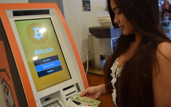  ATM Bitcoin tr&agrave;n ra khắp nước Mỹ: &ldquo;Đ&uacute;t&rdquo; v&agrave;o 1 đồng lấy ra tương đương 923 triệu VNĐ - c&oacute; thật &lsquo;dễ ăn&rsquo; như vậy kh&ocirc;ng?  - Ảnh 1.