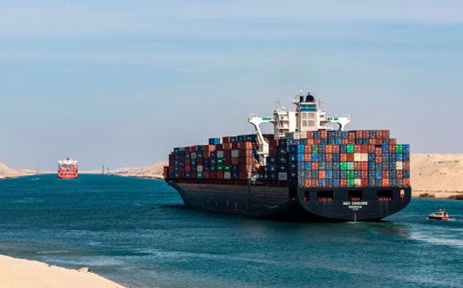 To như quả núi nhưng lại không có phanh, đây là cách những con tàu khổng lồ vượt kênh đào Suez suốt nhiều thập kỷ - Ảnh 1. To như quả núi nhưng lại không có phanh, đây là cách những con tàu khổng lồ vượt kênh đào Suez suốt nhiều thập kỷ - Ảnh 1.