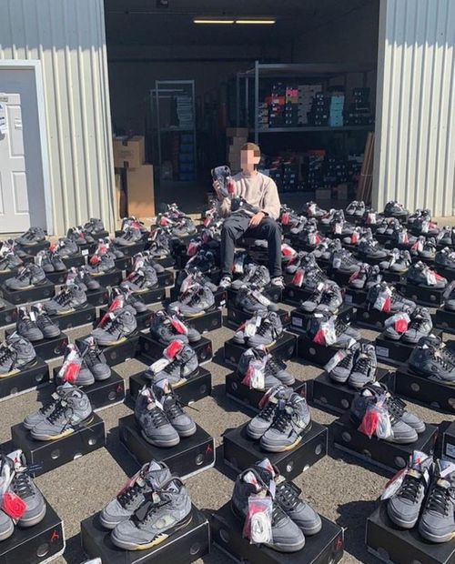 Mẹ c&ograve;ng lưng l&agrave;m ph&oacute; chủ tịch Nike, con tuồn gi&agrave;y ra chợ đen b&aacute;n khiến mẹ mất chức - Ảnh 2.