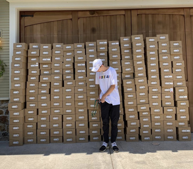 Mẹ c&ograve;ng lưng l&agrave;m ph&oacute; chủ tịch Nike, con tuồn gi&agrave;y ra chợ đen b&aacute;n khiến mẹ mất chức - Ảnh 1.