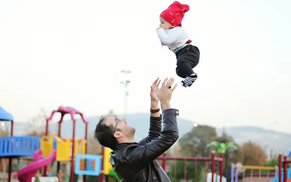  [G&oacute;c tranh c&atilde;i] Một b&agrave;i vật l&yacute; cơ bản về lực đỡ em b&eacute; khi rơi nhưng c&oacute; tới 3 đ&aacute;p &aacute;n kh&aacute;c nhau, h&agrave;ng loạt thầy gi&aacute;o, tiến sỹ chuy&ecirc;n L&yacute; phản biện nhau gay gắt  - Ảnh 1.