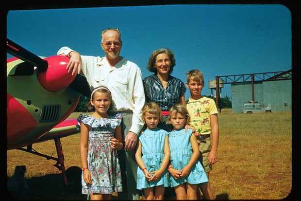 Người mẹ siêu phàm của Elon Musk: Tay trắng sau khi ly hôn chồng vũ phu vẫn nuôi con thành tỷ phú, 72 tuổi phá đảo giới thời trang bằng phong cách sành điệu - Ảnh 2. Người mẹ siêu phàm của Elon Musk: Tay trắng sau khi ly hôn chồng vũ phu vẫn nuôi con thành tỷ phú, 72 tuổi phá đảo giới thời trang bằng phong cách sành điệu - Ảnh 2.