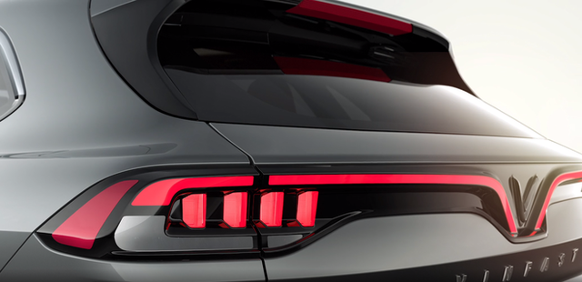  Lộ diện VinFast VF e35: Cỡ ngang Mercedes GLC, đặt cọc từ th&aacute;ng 9, b&aacute;n cả trong nước v&agrave; Mỹ, Canada  - Ảnh 4.