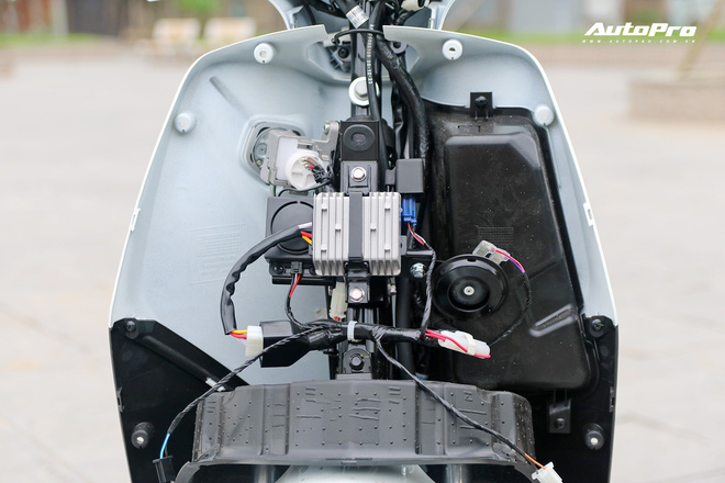 Lột trần VinFast Feliz trong 10 ph&uacute;t, kỹ sư điện đ&aacute;nh gi&aacute;: Kết cấu đơn giản, dễ sửa, dễ độ nhưng vẫn c&ograve;n điểm yếu - Ảnh 21.