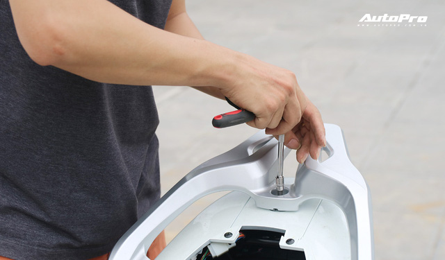 Lột trần VinFast Feliz trong 10 ph&uacute;t, kỹ sư điện đ&aacute;nh gi&aacute;: Kết cấu đơn giản, dễ sửa, dễ độ nhưng vẫn c&ograve;n điểm yếu - Ảnh 4.