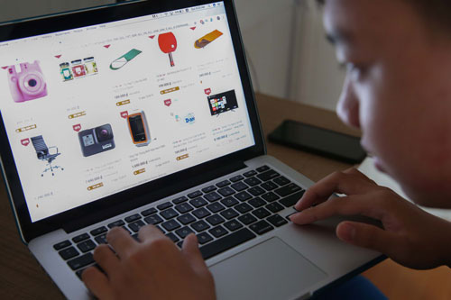  Mu&ocirc;n h&igrave;nh vạn trạng đ&aacute;nh gi&aacute; rởm tr&ecirc;n c&aacute;c trang thương mại điện tử  - Ảnh 1.