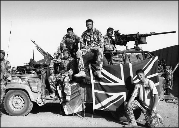 Tại sao lại có xe tăng, tàu chiến, thậm chí cả quân phục mang màu hồng? - Ảnh 14. Tại sao lại có xe tăng, tàu chiến, thậm chí cả quân phục mang màu hồng? - Ảnh 14.