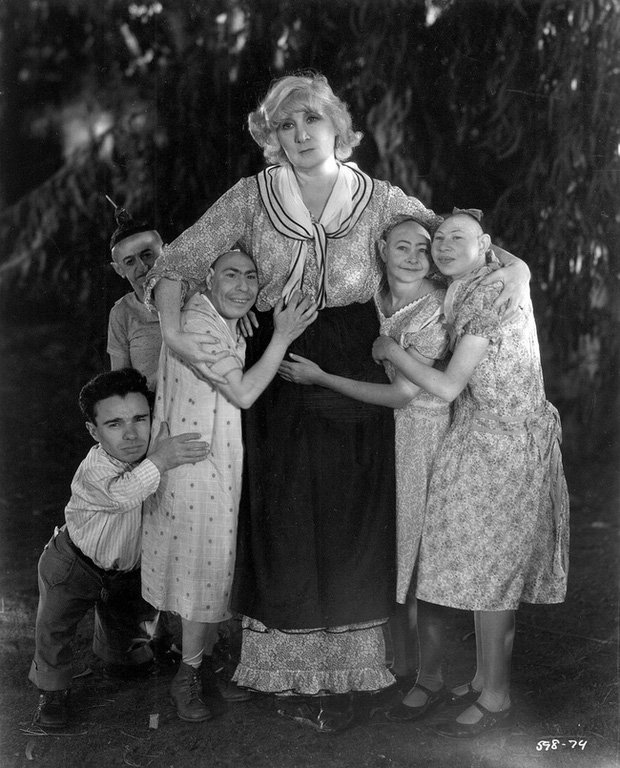 Chuyện b&iacute; ẩn về Schlitzie: Dị nh&acirc;n c&oacute; chiếc đầu nhọn hoắt v&agrave; cuộc đời bị đem ra trưng b&agrave;y trong g&aacute;nh xiếc mua vui cho thi&ecirc;n hạ - Ảnh 1.