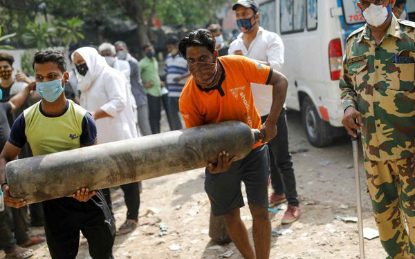 Chưa từng c&oacute; trong tiền lệ: Suzuki, Honda, Toyota, Panasonic đồng loạt đ&oacute;ng cửa nh&agrave; m&aacute;y tại Ấn Độ nhường oxy c&ocirc;ng nghiệp cứu người - Ảnh 1.